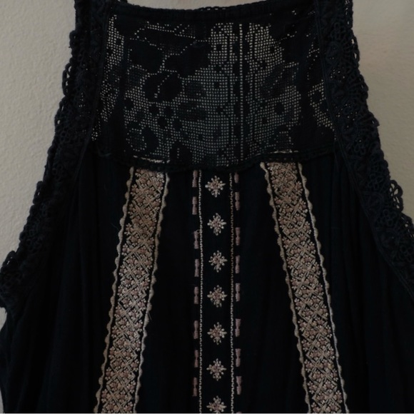 Black dress - Picture 4 of 8